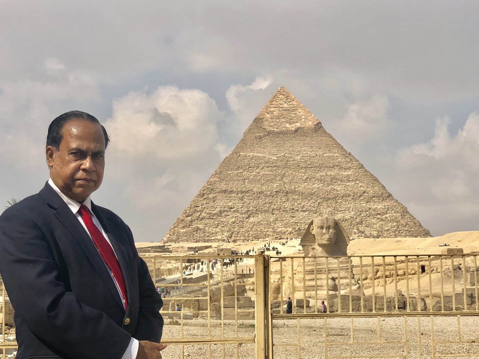 পিরামিডের সামনে লেখক