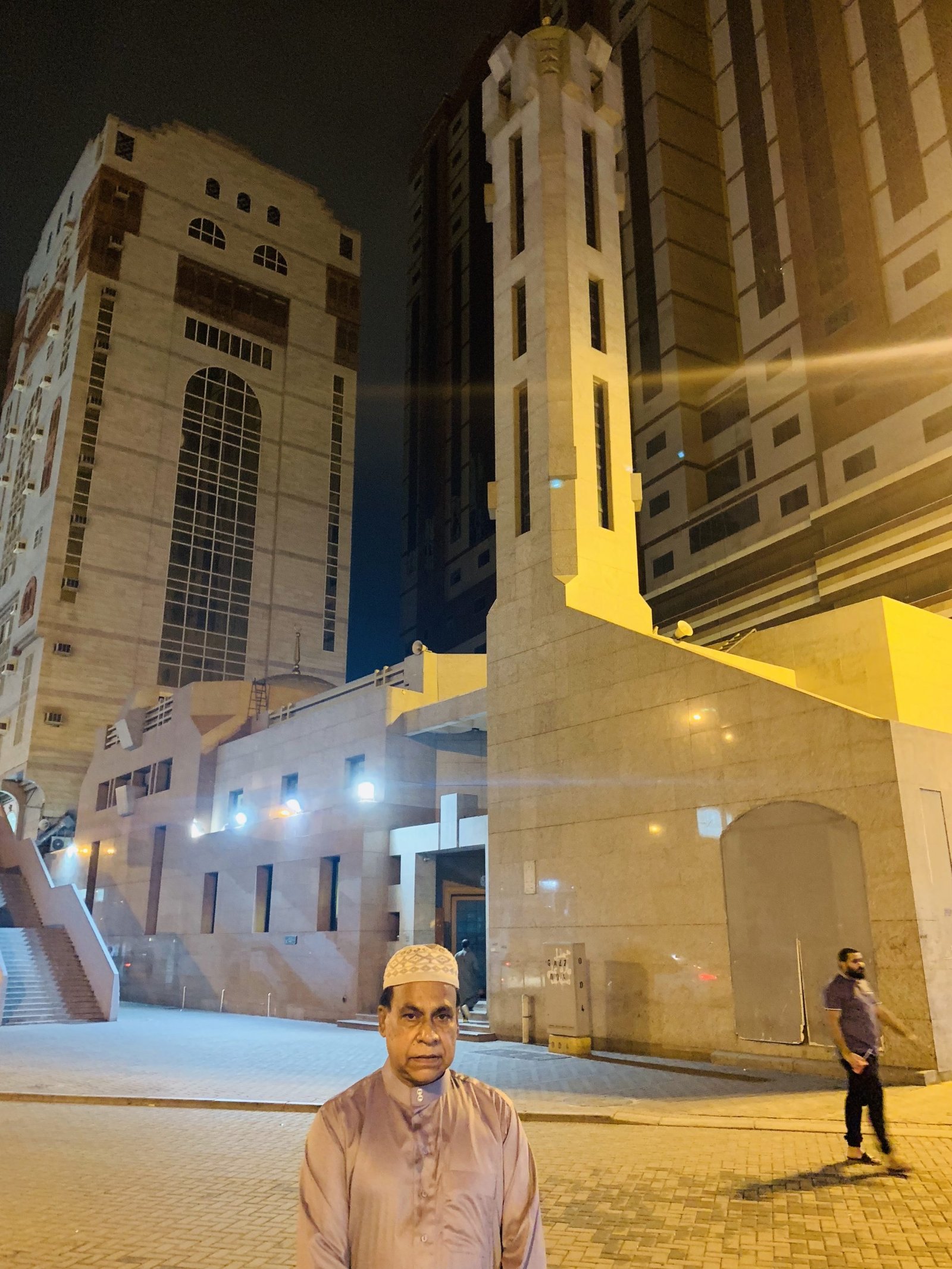 মসজিদে জ্বীনের সামনে লেখক